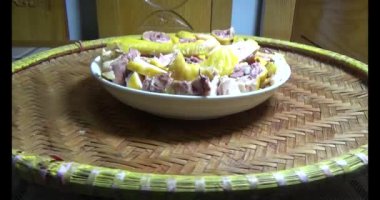 Gemide Haşlanmış Tavuk Kesme