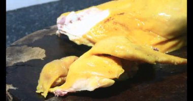 Gemide Haşlanmış Tavuk Kesme