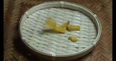 bir plaka üzerinde fırında patates