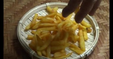 bir plaka üzerinde fırında patates