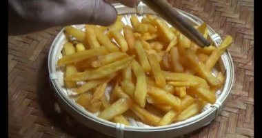 bir plaka üzerinde fırında patates