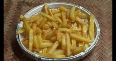 bir plaka üzerinde fırında patates