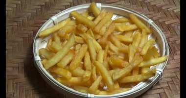 bir plaka üzerinde fırında patates