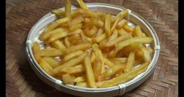 bir plaka üzerinde fırında patates