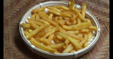 bir plaka üzerinde fırında patates