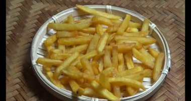 bir plaka üzerinde fırında patates