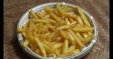 bir plaka üzerinde fırında patates