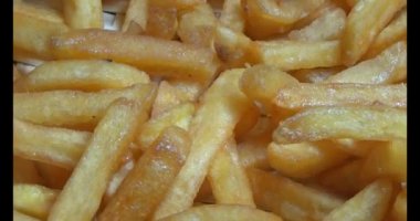 bir plaka üzerinde fırında patates
