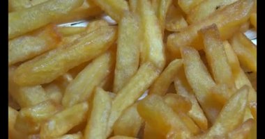 bir plaka üzerinde fırında patates