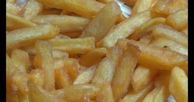 bir plaka üzerinde fırında patates