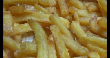 bir plaka üzerinde fırında patates