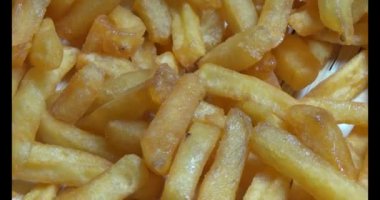 bir plaka üzerinde fırında patates