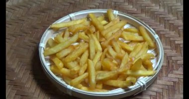 bir plaka üzerinde fırında patates