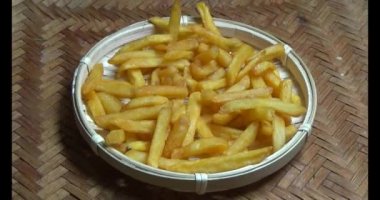 bir plaka üzerinde fırında patates