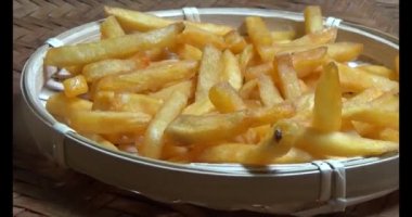 bir plaka üzerinde fırında patates