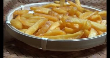 bir plaka üzerinde fırında patates