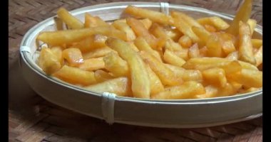 bir plaka üzerinde fırında patates