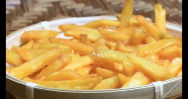 bir plaka üzerinde fırında patates