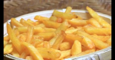 bir plaka üzerinde fırında patates