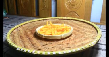 bir plaka üzerinde fırında patates