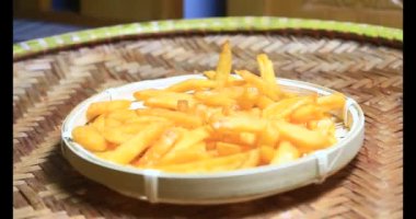 bir plaka üzerinde fırında patates