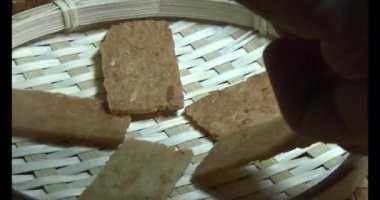 Hindistan cevizli pasta plaka üzerinde