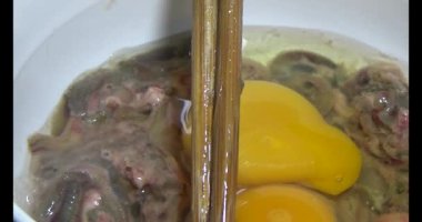 Yumurtalı kızarmış solucan.