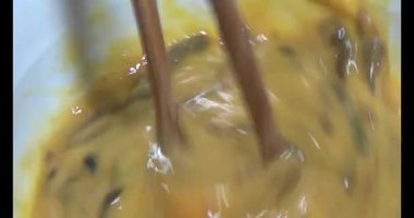 Yumurtalı kızarmış solucan.