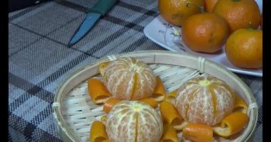 Sepetteki mandalinayı soy.