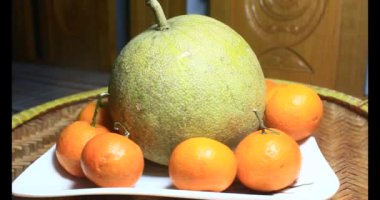 sepetin üzerinde mandalina ve greyfurt.