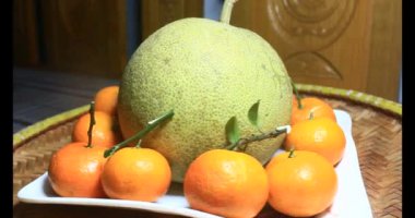 sepetin üzerinde mandalina ve greyfurt.