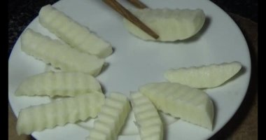 Ağustosböceğini parçalara ayır