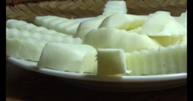 Ağustosböceğini parçalara ayır