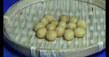 Tabakta kızarmış fıstık.