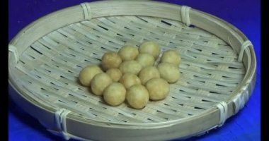 Tabakta kızarmış fıstık.