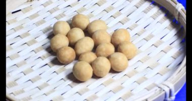 Tabakta kızarmış fıstık.