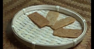 Hindistan cevizli pasta plaka üzerinde