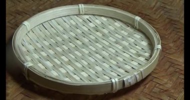 Sepetteki mandalinayı soy.