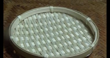 Sepetteki mandalinayı soy.