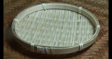 Sepetteki mandalinayı soy.