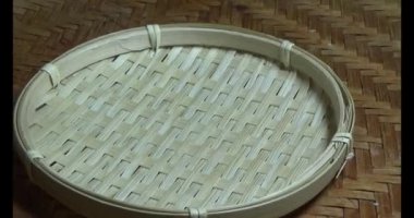 Sepetteki mandalinayı soy.