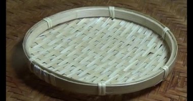 Sepetteki mandalinayı soy.