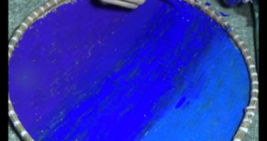 Çocuk bambu sepetine resim çiziyor.