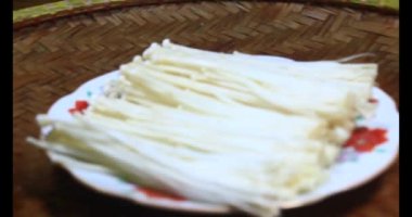 mantar sepeti üzerine