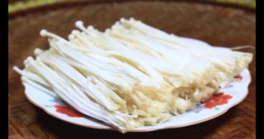 mantar sepeti üzerine