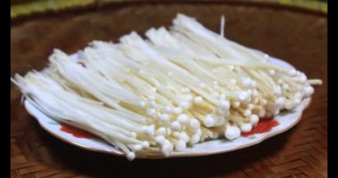 mantar sepeti üzerine