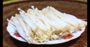 mantar sepeti üzerine