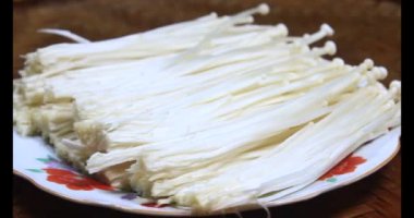 mantar sepeti üzerine