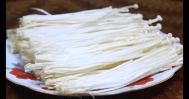 mantar sepeti üzerine