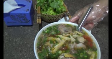 Bir restoranda pho yemek. Pho Vietnam 'da özel bir yemektir.